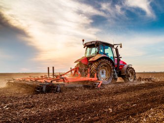 Implementos agrícolas: qual a diferença entre grade aradora, niveladora e arado de disco?